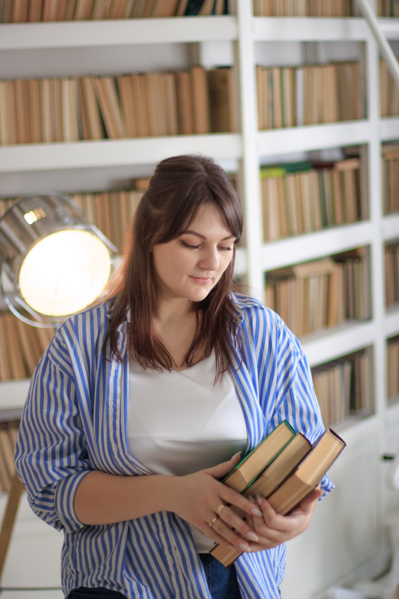 Викладачка English Room з книжками